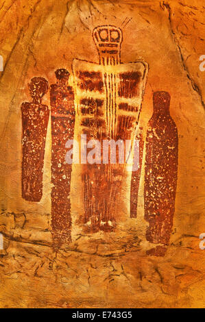 Des répliques d'Anasazi (Pueblos ancestraux) Pétroglyphes et pictogrammes, edge of the Cedars state park et musée, Blanding, Utah Banque D'Images