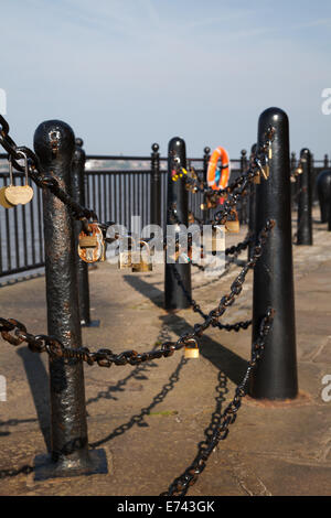 De l'amour de verrouillage locks verrouillé sur la chaîne sur le bord de la rivière Mersey, balustrades, Liverpool, Merseyside, Royaume-Uni Banque D'Images