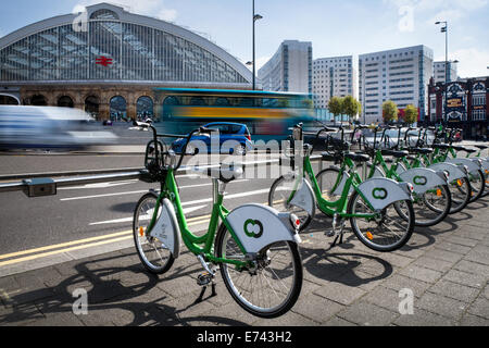 Cyclescheme City Bike public lout, cycle to Work transport arrangement; Bike louent des stations d'accueil électroniques pour les vélos de ville à Liverpool, Angleterre Royaume-Uni. Banque D'Images