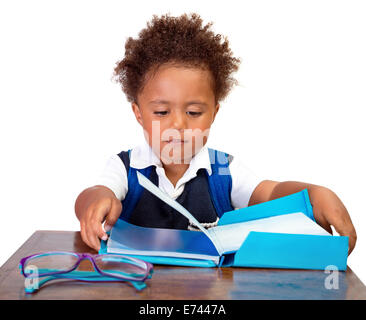 Little Boy reading books, portrait of African American sweet kid isolé sur fond blanc, la préparation à la première année d'aller à Banque D'Images