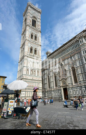 Un touriste avec appareil photo près du Campanile de Giotto à Florence Banque D'Images