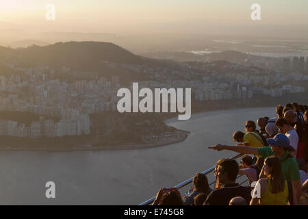 Les touristes profitant de la vue imprenable de la ville depuis le sommet de la Pao de Azucar à Rio de Janeiro, Brésil. Banque D'Images