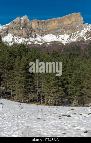 Scène d'hiver au parc naturel de la vallée d'Occidental, Aragon, Huesca Pyrénées, Espagne Banque D'Images