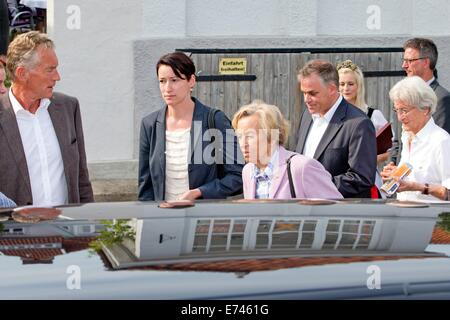 Famille et Sœur du Prince Claus Sigrid Jencquel - Princess Beatrix des Pays-Bas ouvre le Prinz-Claus-promenade à Hitzacker, Allemagne, 5 septembre 2014. Sur la promenade la princesse visite le système de sécurité de l'eau élevé que le peuple de Hitzacker protège contre les hautes eaux du fleuve Jeetzel. La princesse ouvre la promenade par dévoiler une plaque. Le Prince Claus, mari de la princesse Beatrix, est né à Düsseldorf en 1926. La princesse Beatrix visité Amsterdam avec le Prince Claus après leur engagement en 1965. Photo : Patrick van Katwijk/ - ATTENTION ! Pas de W Banque D'Images