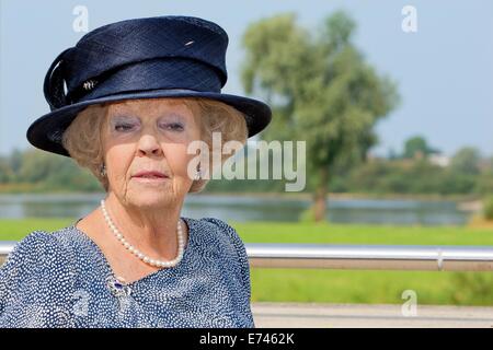 Hitzacker, Allemagne. 12Th Mar, 2014. La princesse Beatrix des Pays-Bas ouvre le Prinz-Claus-promenade à Hitzacker, Allemagne, 5 septembre 2014. Sur la promenade la princesse visite le système de sécurité de l'eau élevé que le peuple de Hitzacker protège contre les hautes eaux du fleuve Jeetzel. La princesse ouvre la promenade par dévoiler une plaque. Le Prince Claus, mari de la princesse Beatrix, est né à Düsseldorf en 1926. La princesse Beatrix visité Amsterdam avec le Prince Claus après leur engagement en 1965. Photo : Patrick van Katwijk - ATTENTION ! Pas de fil - SERVICE/dpa/Alamy Live News Banque D'Images