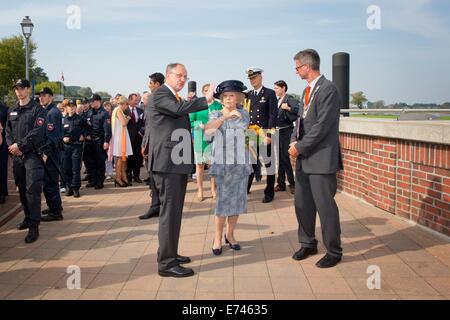 Hitzacker, Allemagne. 12Th Mar, 2014. La princesse Beatrix des Pays-Bas ouvre le Prinz-Claus-promenade à Hitzacker, Allemagne, 5 septembre 2014. Sur la promenade la princesse visite le système de sécurité de l'eau élevé que le peuple de Hitzacker protège contre les hautes eaux du fleuve Jeetzel. La princesse ouvre la promenade par dévoiler une plaque. Le Prince Claus, mari de la princesse Beatrix, est né à Düsseldorf en 1926. La princesse Beatrix visité Amsterdam avec le Prince Claus après leur engagement en 1965. Photo : Patrick van Katwijk - ATTENTION ! Pas de fil - SERVICE/dpa/Alamy Live News Banque D'Images