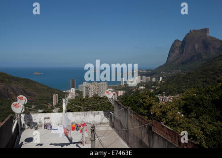 Vue depuis le toit d'une maison à Favela Rocinha, Rio de Janeiro, Brésil. Banque D'Images