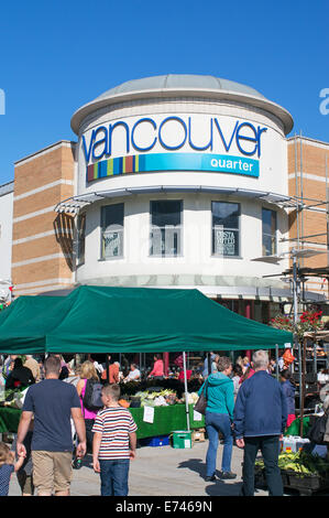 Les gens de shopping dans le quartier de Vancouver de Kings Lynn, Norfolk, England, UK Banque D'Images