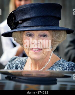 La princesse Beatrix des Pays-Bas ouvre le Prinz-Claus-promenade à Hitzacker, Allemagne, 5 septembre 2014. Sur la promenade la princesse visite le système de sécurité de l'eau élevé que le peuple de Hitzacker protège contre les hautes eaux du fleuve Jeetzel. La princesse ouvre la promenade par dévoiler une plaque. Le Prince Claus, mari de la princesse Beatrix, est né à Düsseldorf en 1926. La princesse Beatrix visité Amsterdam avec le Prince Claus après leur engagement en 1965. Photo : Patrick van Katwijk/ Pays-bas OUT - ATTENTION ! Pas de fil - service Banque D'Images