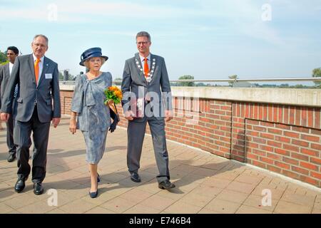 La princesse Beatrix des Pays-Bas ouvre le Prinz-Claus-promenade à Hitzacker, Allemagne, 5 septembre 2014. Sur la promenade la princesse visite le système de sécurité de l'eau élevé que le peuple de Hitzacker protège contre les hautes eaux du fleuve Jeetzel. La princesse ouvre la promenade par dévoiler une plaque. Le Prince Claus, mari de la princesse Beatrix, est né à Düsseldorf en 1926. La princesse Beatrix visité Amsterdam avec le Prince Claus après leur engagement en 1965. Photo : Patrick van Katwijk - ATTENTION ! Pas de fil - service Banque D'Images