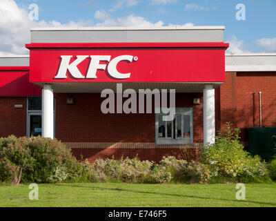 KFC drive-thru passe et signe, Ashton Retail Park, Ashton en vertu de Lyne, Tameside, Manchester, Angleterre, RU Banque D'Images