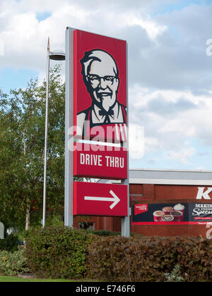 KFC drive-thru sign, Ashton Retail Park, Ashton en vertu de Lyne, Tameside, Manchester, Angleterre, RU Banque D'Images