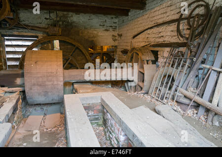 L'arbre d'entraînement de roue hydraulique en cours de restauration au Abbeydale Industrial Hamlet, Sheffield, Yorkshire, Angleterre, Royaume-Uni. Banque D'Images