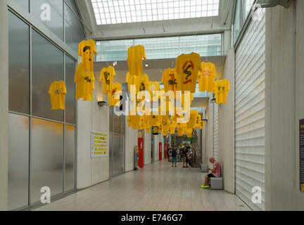 Dans Yorkshire 'Yellow', un écran pour célébrer le Tour de France, dans la galerie du millénaire, Sheffield, Yorkshire, Angleterre, Royaume-Uni Banque D'Images