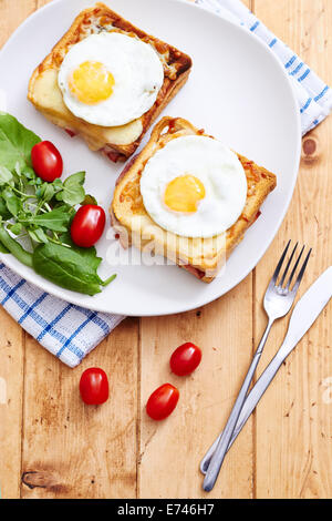 Croque Madame sur table en bois Banque D'Images