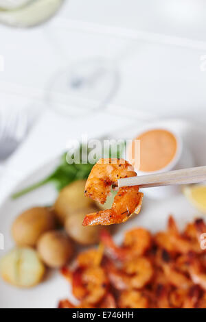 Plat de crevettes avec du citron et de la pomme de terre Banque D'Images