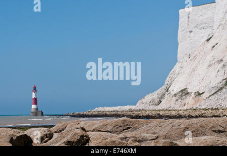 Un tir de Beachy Head Lighthouse prises à marée basse lorsque la plage cachée est accessible grâce à l'écart de la vache Banque D'Images