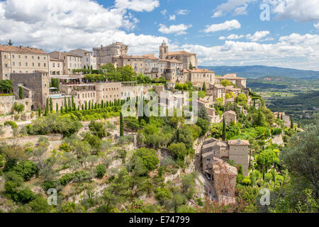 Village perché de Gordes, Luberon, Provence, France Banque D'Images