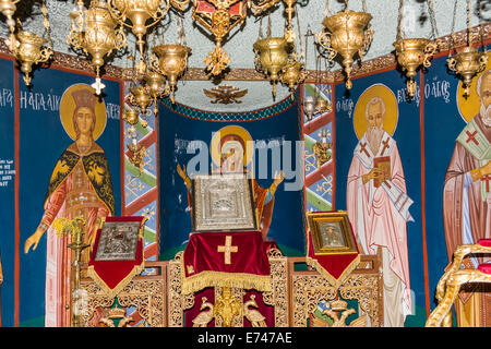 Une photo de la Vierge Marie avec des bougies et des photos d'autres Saints Banque D'Images