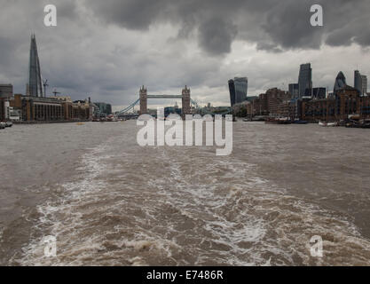 Tower bridge et toits de Londres avec le ghurkin cheesegrater, l'éclat et la vue de la Tamise sous ciel gris Banque D'Images