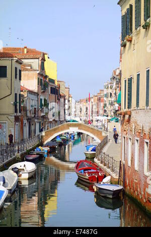 Canal typique dans le Sestriere Castello à Venise, Italie Banque D'Images