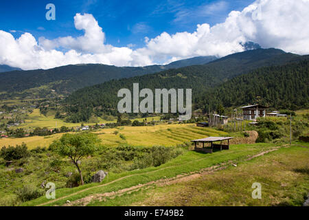 L'est du Bhoutan, Trashi Yangtse, elevated view de Trashiyangtse valley et la ville à travers les terres agricoles Banque D'Images