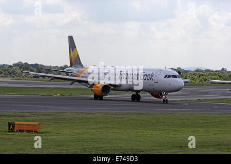 Thomas Cook Airlines Airbus A321-211 le roulage à l'Aéroport International de Manchester Banque D'Images