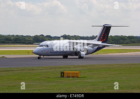 Brussels Airlines Avro RJ100 (OO-DWF) roulage à l'Aéroport International de Manchester Banque D'Images