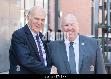 Le maire de Liverpool, Joe Anderson (à droite), et le secrétaire d'État aux affaires, Vince Cable (à gauche), assister à la réunion d'affaires Inde Horasis Global du Titanic Hotel à Liverpool le 6 juin 2014, dans le cadre du Festival International d'affaires. Banque D'Images