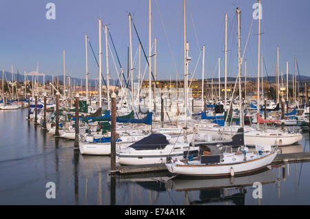 Yachts dans la Marina Squalicum au crépuscule, Bellingham Bay Washington Banque D'Images