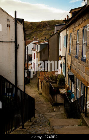 Une rue étroite à Staithes North Yorkshire Banque D'Images