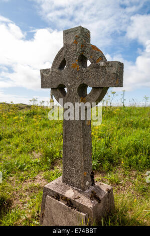 En forme de croix ancienne pierre tombale dans un cimetière côtières abandonnées Banque D'Images