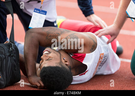 Richard BROWNE gisant blessé après le le 100 m T43-44, IPC 2014 Sainsbury's Grand Prix de Birmingham, Alexander Stadium, UK Banque D'Images