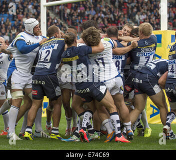 Manchester, Greater Manchester, UK. Sep 6, 2014. 6 septembre 2014 - Le stade AJ Bell, Greater Manchester, UK - tempère flare au cours de la Sale Sharks -V- Bath Rugby match de la l'Aviva Premiership : Steve Flynn-ZUMA Press Crédit : Steve Flynn/ZUMA/Alamy Fil Live News Banque D'Images