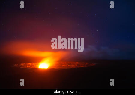 Le Kilauea chambre de magma rougeoyant au-dessous d'un ciel de nuit avec des étoiles. Banque D'Images