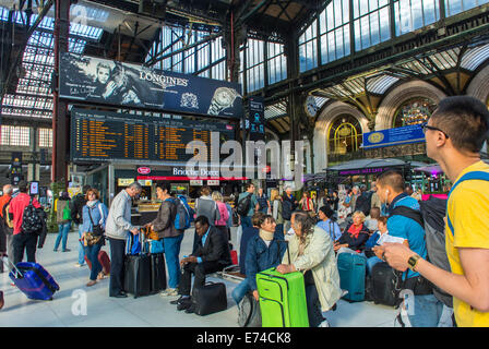 Paris, France, grande foule de gens, touristes attendant à l'intérieur de la gare historique de Lyon, écrans Banque D'Images