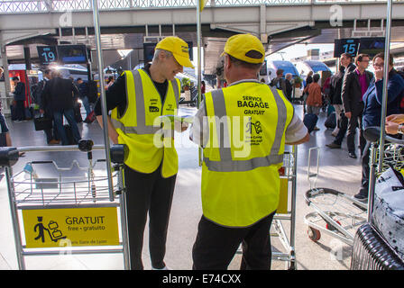 Paris, France, deux personnes, hommes qui travaillent, bagagistes gratuits avec Logos sur des gilets de sécurité, à l'intérieur de la Gare de Lyon Banque D'Images