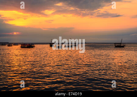 Un coucher de soleil dans la ville en pierre une belle capitale de l'île de Zanzibar, Tanzanie Banque D'Images