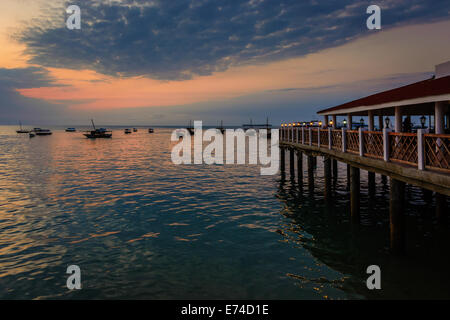 Un coucher de soleil dans la ville en pierre une belle capitale de l'île de Zanzibar, Tanzanie Banque D'Images