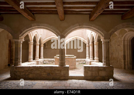 Dans le cloître du Monastère Royal de Santa Maria de Santes Creus (Catalogne, Espagne) Banque D'Images