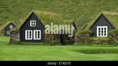 Maisons traditionnelles iclandic avec toits herbeux. Banque D'Images