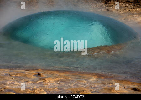 Le trou rempli de geyser de l'eau bouillante avant d'éruption Banque D'Images