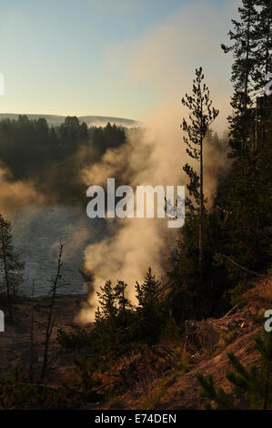 Un geyser d'un lac. Banque D'Images