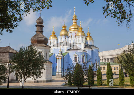 L'iconique blue St Michael's Golden Monastère Dôme, Kiev, Ukraine avec ses dômes dorés et un ciel bleu Banque D'Images