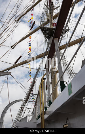 Grand voilier polonais Dar Mlodziezy au Falmouth Tall Ships Regatta 2014 - EDITORIAL UTILISEZ UNIQUEMENT Banque D'Images