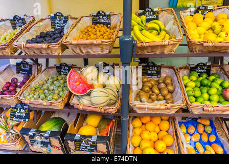 Collioure, France, gros plan, épicerie de quartier française affichage, fruits et légumes frais aliments exposés dans la ville balnéaire près de Perpignan, Sud de la France Banque D'Images