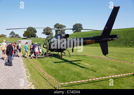 Copenhague, Danemark. 6 Septembre, 2014. Porte ouverte dans le cadre des célébrations marquant le 400e anniversaire de l'armée danoise. Un grand nombre de membres et anciens membres du personnel de service, les anciens combattants, les familles, les Danois et les touristes curieux de visiter l'une des expositions, spectacles, et des activités à la Citadelle (Kastellet) et la Churchill Park voisin. S'approcher de la ligne, dans, sur, et de poser des questions à propos de vintage et contemporain et de combat Véhicules spéciaux et des avions a été un succès. Ici l'un des hélicoptères Fennec de l'armée danoise. Credit : Niels Quist/Alamy Live News Banque D'Images