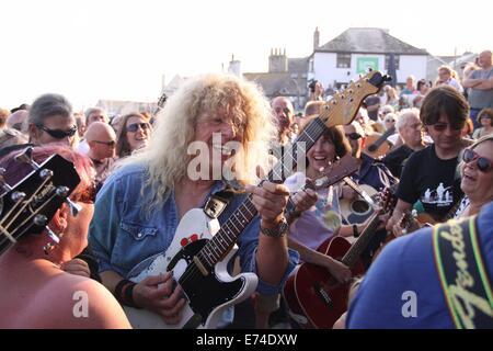 Lyme Regis, dans le Dorset, UK. 6 Septembre, 2014. Les guitaristes de tout le Royaume-Uni se sont réunis aujourd'hui pour la guitare sur la plage, maintenant à sa 2e année, et atteint un record de 3325 joueurs effectuant "Rave On", "Rockin' All Over the World" et "de la fumée sur l'eau" à l'unisson sur la plage de Lyme Regis. Deep Purple, le chanteur Ian Gillan est revenu de l'US tour à la tête de l'événement. Crédit : Tony Charnock/Alamy Live News Banque D'Images