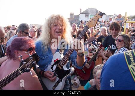 Lyme Regis, dans le Dorset, UK. 6 Septembre, 2014. Les guitaristes de tout le Royaume-Uni se sont réunis aujourd'hui pour la guitare sur la plage, maintenant à sa 2e année, et atteint un record de 3325 joueurs effectuant "Rave On", "Rockin' All Over the World" et "de la fumée sur l'eau" à l'unisson sur la plage de Lyme Regis. Deep Purple, le chanteur Ian Gillan est revenu de l'US tour à la tête de l'événement. Crédit : Tony Charnock/Alamy Live News Banque D'Images