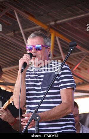 Lyme Regis, dans le Dorset, UK. 6 Septembre, 2014. Ian Gillan de Deep Purple fonctionne à guitares sur la plage. Les guitaristes de tout le Royaume-Uni se sont réunis aujourd'hui pour la guitare sur la plage, maintenant à sa 2e année, et atteint un record de 3325 joueurs effectuant "Rave On", "Rockin' All Over the World" et "de la fumée sur l'eau" à l'unisson sur la plage de Lyme Regis. Deep Purple, le chanteur Ian Gillan est revenu de l'US tour à la tête de l'événement. Crédit : Tony Charnock/Alamy Live News Banque D'Images